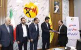 طی آیینی و با حکم دکتر رجبی مشهدی مدیرعامل شرکت توانیر: عادل سلیمانی مدیر عامل شركت سهامی برق منطقه ای گیلان شد آیین تکریم و معارفه مدیران عامل سابق و جدید شرکت برق منطقه ای گیلان در سالن اجتماعات پیامبر اعظم(ص) برگزار شد. رجبی مشهدی، مدیرعامل شرکت توانیر، امروز در نشست ویدئوکنفرانسی آیین تکریم و معارفه مدیرعامل برق منطقهای گیلان، با اشاره به خدمات ارزشمند مدیر پیشین و ظرفیتهای مدیریتی مدیر جدید، بر ضرورت توجه ویژه به توسعه زیرساختهای برق استان بهویژه در بخش فوق توزیع تأکید کرد. وی با تقدیر از زحمات دشت بزرگ در دوران خدمت در برق منطقهای گیلان، افزود: مدتزمان مدیریت ایشان طولانی نبود اما واقعاً اثربخش بود و اقدامات ساختاری و توسعهای خوبی در این بازه انجام شد که از نظر ستاد توانیر در برخی حوزهها در گیلان بیسابقه بود. وی با تأکید بر اهمیت توجه به نیروی انسانی در صنعت برق، گفت: نیروی انسانی در این صنعت، مظلوم و پرتلاش هستند؛ باید شبانهروزی خدمات ارائه دهند و این مسئله در استانهایی مانند گیلان و مازندران که مقصد سفرهای پرتعداد مردم در آخر هفتهها هستند، سختتر نیز میشود؛ بنابراین باید هم قدردان این عزیزان باشیم و هم برنامهریزی کنیم تا وضعیت معیشتی، رفاهی و کاری آنها بهبود یابد. رجبی مشهدی خطاب به عادل سلیمانی مدیرعامل جدید برق منطقهای گیلان گفت: انتظار ما این است که موضوع نگهداشت منابع انسانی و ارتقای خدمات رفاهی کارکنان را در اولویت کاری خود قرار دهند؛ چرا که نیروی انسانی وقتی از لحاظ اقتصادی و انگیزشی در وضعیت مناسبی باشد، خدمترسانی مؤثرتری خواهد داشت. وی با اشاره به شرایط سخت گذر از پیک بار مصرف برق و ناترازی موجود، از تلاش شبانهروزی همکاران در سراسر کشور قدردانی و اظهار امیدواری کرد با تداوم این تلاشها، صنعت برق بتواند با موفقیت از این مرحله عبور کند. در ادامه این جلسه محمد اللهداد، معاون انتقال و تجارت خارجی توانیر ضمن اشاره به اهمیت مدیریت مصرف انرژی با تقدیر از خدمات مدیرعامل پیشین، دشت بزرگ، افزود: وی جهش فکری و تحولات مهمی در شرکت به وجود آوردند که مسیر توسعه برق گیلان را هموار کرد و امیدوارم مدیریت جدید نیز با کمک تیم قوی و توانمند، این مسیر را با قدرت ادامه دهد. معاون توانیر از تلاشهای شبانهروزی کارکنان صنعت برق در شرایط سخت اخیر قدردانی کرد و گفت: با وجود چالشهای فراوان، همدلی و تلاش کارکنان باعث شد خدمترسانی بدون وقفه ادامه یابد. در این آیین الهیار مصباحی مقدم، معاون هماهنگی امور اقتصادی استاندار گیلان با اشاره به اهمیت تأمین برق و زیرساختهای انرژی استان اظهار کرد: گیلان علاوه بر اینکه یکی از تولیدکنندگان برق است، در تأمین حدود ۱۳۰۰ مگاوات کمبود دارد و باید با توسعه زیرساختها و سرمایهگذاری در این حوزه، این کمبودها جبران شود. معاون هماهنگی امور اقتصادی استاندار گیلان با تقدیر از تلاشهای مدیران پیشین، بیان کرد: همکاری و دوستی میان مسئولان میتواند باعث پیشرفت صنعت برق شود و همه باید با هم منسجم عمل کنیم تا به اهداف توسعه زیرساختها دست یابیم. مصباحی مقدم به اهمیت صنعت برق برای بخشهای مختلف اقتصادی استان اشاره کرد و افزود: گیلان ۹ درصد تولید فولاد کشور را دارد و برای تأمین نیازهای سیمان و مصالح، برق پایدار و قوی حیاتی است و باید همواره به تقویت زیرساختها توجه شود و از ظرفیتهای علمی و دانشگاهی بهرهمند شویم. همچنین محمود دشت بزرگ، مدیرعامل پیشین برق منطقهای گیلان، امروز در این مراسم با قدردانی از حضور نمایندگان توانیر، معاون اقتصادی استاندار، مدیران صنعت برق و نیروگاههای سیکل ترکیبی گیلان، اظهار کرد: افتخار داشتم از آذرماه ۱۴۰۲ تا امروز، همراه همکاران پرتلاش شرکت برق منطقهای گیلان در مسیر تعالی و تحقق اهداف توسعهای گام بردارم. وی با اشاره به اینکه این ۲۰ ماه را میتوان به سه گام مهم تقسیم کرد، افزود: در این دوره کوتاه اما مؤثر، با تکیه بر ظرفیتهای داخلی شرکت و همراهی کامل مجموعه مدیریتی استان، اقدامات مهمی در حوزه ساختار، عملکرد و ثبت رکوردهای جدید انجام شد که برخی از آنها در تاریخ شرکت بیسابقه بود. عادل سلیمانی مدیرعامل شرکت برق منطقهای گیلان امروز در آیین تکریم و معارفه با اشاره به چالشهای متعدد صنعت برق اظهار کرد: همه ما با مشکلات این صنعت آشنا هستیم و شرایط برای عبور از وضعیت فعلی بسیار سخت است و تمرکز بر کارآمدی، صداقت در عملکرد و فاصله گرفتن از نگاههای تبلیغاتی راهکار اصلی عبور از این وضعیت است. وی با بیان اینکه وظیفه اصلی مدیرعامل مدیریت و مهندسی است، افزود: اگرچه تمام کارهایی که انجام میدهیم شامل احداث و بهرهبرداری خطوط، کارهای مهندسی هستند اما فرایند همه آنها مدیریت کردن است و بخشهای اصلی مدیریت شامل منابع انسانی، منابع مالی و داراییها و تجهیزات فنی است که در این میان مدیریت منابع انسانی برای من در اولویت قرار دارد، چرا که بدون موفقیت در این حوزه، موفقیت در سایر حوزهها محقق نخواهد شد. مدیرعامل شرکت برق منطقهای گیلان درباره برنامههای خود تصریح کرد: تلاش میکنم نگرش و رفتارم را بر چند اصل منطبق کنم؛ نخست توجه ویژه به نظرات کارشناسی و ایجاد فضای آرام برای دریافت نظرات سازنده همکاران شرکت است و اصل دوم، تاکید بر شایستهسالاری در انتخاب مدیران است و به صراحت اعلام میکنم که تخصص، تعهد و شایستگی معیار انتخاب مدیران خواهد بود. اصل سوم حفظ حرمت کارکنان و پیشکسوتان صنعت برق است. سلیمانی با بیان اینکه سیاست ما تمرکز بر اجرای پروژهها به جای برگزاری جلسات متعدد است و در این مسیر سه خط قرمز را تعیین کردهام، تصریح کرد: نخست اینکه هیچگاه از دایره قانون عدول نخواهیم کرد و در تنگناها با کمک بزرگان استان راهکارهای قانونی پیدا میکنیم، دوم، مردم خط قرمز اصلی ما هستند و همه تصمیمات و پروژهها باید تاثیر مثبتی بر رضایت مردم داشته باشند و سوم، اخلاقمداری است و از همه همکارانم درخواست دارم که در کار و برخورد با یکدیگر اخلاق را سرلوحه خود قرار دهند و حرمت همدیگر را حفظ کنند. وی با بیان اینکه ارتباط نزدیک با شرکت توزیع نیروی برق گیلان برای درک بهتر نیازهای مردم اهمیت دارد و اختلاف نظرها نباید باعث دوری دو شرکت شود، افزود: دست برادرانمان در شرکت توزیع را میفشارم و از آنها کمک میخواهم. مدیرعامل شرکت برق منطقهای گیلان درباره وضعیت شبکه برق گفت: همه میدانیم شرایط ما از نظر تولید و شبکه در چه وضعیتی است و برنامهریزیهای بلندمدت شبکه در طرح جامع انجام شده و نقشه راه حرکت آماده است و پروژهها باید با اولویت رضایت مردم پیش بروند. سلیمانی با بیان اینکه مسائل و مشکلات فعلی تنها با تلاش فردی حل نمیشود و نیازمند همدلی، همفکری و همکاری هستیم، گفت: از مسئولان استانی، نهادهای ذیربط و شرکت توانیر تقاضا دارم ما را در این مسیر خطیر یاری کنند و این مسئولیت را امانتی میدانم که با توکل بر خدا و همراهی همکاران باید آن را به سرانجام برسانیم. وی همچنین از هماهنگی کامل با استانداری، شرکت توزیع و دستگاههای نظارتی خبر داد و افزود حرکت در مسیر شفافیت، انضباط مالی و پاسخگویی اصول بنیادین ما خواهد بود و از همه مدیران و نهادهای نظارتی استانی دعوت میکنم با نقد، پیشنهاد و حمایت سازنده ما را همراهی کنند. طی آیینی و با حکم دکتر رجبی مشهدی مدیرعامل شرکت توانیر: عادل سلیمانی مدیر عامل شركت سهامی برق منطقه ای گیلان شد آیین تکریم و معارفه مدیران عامل سابق و جدید شرکت برق منطقه ای گیلان در سالن اجتماعات پیامبر اعظم(ص) برگزار شد. رجبی مشهدی، مدیرعامل شرکت توانیر، امروز در نشست ویدئوکنفرانسی آیین تکریم و معارفه مدیرعامل برق منطقهای گیلان، با اشاره به خدمات ارزشمند مدیر پیشین و ظرفیتهای مدیریتی مدیر جدید، بر ضرورت توجه ویژه به توسعه زیرساختهای برق استان بهویژه در بخش فوق توزیع تأکید کرد. وی با تقدیر از زحمات دشت بزرگ در دوران خدمت در برق منطقهای گیلان، افزود: مدتزمان مدیریت ایشان طولانی نبود اما واقعاً اثربخش بود و اقدامات ساختاری و توسعهای خوبی در این بازه انجام شد که از نظر ستاد توانیر در برخی حوزهها در گیلان بیسابقه بود. وی با تأکید بر اهمیت توجه به نیروی انسانی در صنعت برق، گفت: نیروی انسانی در این صنعت، مظلوم و پرتلاش هستند؛ باید شبانهروزی خدمات ارائه دهند و این مسئله در استانهایی مانند گیلان و مازندران که مقصد سفرهای پرتعداد مردم در آخر هفتهها هستند، سختتر نیز میشود؛ بنابراین باید هم قدردان این عزیزان باشیم و هم برنامهریزی کنیم تا وضعیت معیشتی، رفاهی و کاری آنها بهبود یابد. رجبی مشهدی خطاب به عادل سلیمانی مدیرعامل جدید برق منطقهای گیلان گفت: انتظار ما این است که موضوع نگهداشت منابع انسانی و ارتقای خدمات رفاهی کارکنان را در اولویت کاری خود قرار دهند؛ چرا که نیروی انسانی وقتی از لحاظ اقتصادی و انگیزشی در وضعیت مناسبی باشد، خدمترسانی مؤثرتری خواهد داشت. وی با اشاره به شرایط سخت گذر از پیک بار مصرف برق و ناترازی موجود، از تلاش شبانهروزی همکاران در سراسر کشور قدردانی و اظهار امیدواری کرد با تداوم این تلاشها، صنعت برق بتواند با موفقیت از این مرحله عبور کند. در ادامه این جلسه محمد اللهداد، معاون انتقال و تجارت خارجی توانیر ضمن اشاره به اهمیت مدیریت مصرف انرژی با تقدیر از خدمات مدیرعامل پیشین، دشت بزرگ، افزود: وی جهش فکری و تحولات مهمی در شرکت به وجود آوردند که مسیر توسعه برق گیلان را هموار کرد و امیدوارم مدیریت جدید نیز با کمک تیم قوی و توانمند، این مسیر را با قدرت ادامه دهد. معاون توانیر از تلاشهای شبانهروزی کارکنان صنعت برق در شرایط سخت اخیر قدردانی کرد و گفت: با وجود چالشهای فراوان، همدلی و تلاش کارکنان باعث شد خدمترسانی بدون وقفه ادامه یابد. در این آیین الهیار مصباحی مقدم، معاون هماهنگی امور اقتصادی استاندار گیلان با اشاره به اهمیت تأمین برق و زیرساختهای انرژی استان اظهار کرد: گیلان علاوه بر اینکه یکی از تولیدکنندگان برق است، در تأمین حدود ۱۳۰۰ مگاوات کمبود دارد و باید با توسعه زیرساختها و سرمایهگذاری در این حوزه، این کمبودها جبران شود. معاون هماهنگی امور اقتصادی استاندار گیلان با تقدیر از تلاشهای مدیران پیشین، بیان کرد: همکاری و دوستی میان مسئولان میتواند باعث پیشرفت صنعت برق شود و همه باید با هم منسجم عمل کنیم تا به اهداف توسعه زیرساختها دست یابیم. مصباحی مقدم به اهمیت صنعت برق برای بخشهای مختلف اقتصادی استان اشاره کرد و افزود: گیلان ۹ درصد تولید فولاد کشور را دارد و برای تأمین نیازهای سیمان و مصالح، برق پایدار و قوی حیاتی است و باید همواره به تقویت زیرساختها توجه شود و از ظرفیتهای علمی و دانشگاهی بهرهمند شویم. همچنین محمود دشت بزرگ، مدیرعامل پیشین برق منطقهای گیلان، امروز در این مراسم با قدردانی از حضور نمایندگان توانیر، معاون اقتصادی استاندار، مدیران صنعت برق و نیروگاههای سیکل ترکیبی گیلان، اظهار کرد: افتخار داشتم از آذرماه ۱۴۰۲ تا امروز، همراه همکاران پرتلاش شرکت برق منطقهای گیلان در مسیر تعالی و تحقق اهداف توسعهای گام بردارم. وی با اشاره به اینکه این ۲۰ ماه را میتوان به سه گام مهم تقسیم کرد، افزود: در این دوره کوتاه اما مؤثر، با تکیه بر ظرفیتهای داخلی شرکت و همراهی کامل مجموعه مدیریتی استان، اقدامات مهمی در حوزه ساختار، عملکرد و ثبت رکوردهای جدید انجام شد که برخی از آنها در تاریخ شرکت بیسابقه بود. عادل سلیمانی مدیرعامل شرکت برق منطقهای گیلان امروز در آیین تکریم و معارفه با اشاره به چالشهای متعدد صنعت برق اظهار کرد: همه ما با مشکلات این صنعت آشنا هستیم و شرایط برای عبور از وضعیت فعلی بسیار سخت است و تمرکز بر کارآمدی، صداقت در عملکرد و فاصله گرفتن از نگاههای تبلیغاتی راهکار اصلی عبور از این وضعیت است. وی با بیان اینکه وظیفه اصلی مدیرعامل مدیریت و مهندسی است، افزود: اگرچه تمام کارهایی که انجام میدهیم شامل احداث و بهرهبرداری خطوط، کارهای مهندسی هستند اما فرایند همه آنها مدیریت کردن است و بخشهای اصلی مدیریت شامل منابع انسانی، منابع مالی و داراییها و تجهیزات فنی است که در این میان مدیریت منابع انسانی برای من در اولویت قرار دارد، چرا که بدون موفقیت در این حوزه، موفقیت در سایر حوزهها محقق نخواهد شد. مدیرعامل شرکت برق منطقهای گیلان درباره برنامههای خود تصریح کرد: تلاش میکنم نگرش و رفتارم را بر چند اصل منطبق کنم؛ نخست توجه ویژه به نظرات کارشناسی و ایجاد فضای آرام برای دریافت نظرات سازنده همکاران شرکت است و اصل دوم، تاکید بر شایستهسالاری در انتخاب مدیران است و به صراحت اعلام میکنم که تخصص، تعهد و شایستگی معیار انتخاب مدیران خواهد بود. اصل سوم حفظ حرمت کارکنان و پیشکسوتان صنعت برق است. سلیمانی با بیان اینکه سیاست ما تمرکز بر اجرای پروژهها به جای برگزاری جلسات متعدد است و در این مسیر سه خط قرمز را تعیین کردهام، تصریح کرد: نخست اینکه هیچگاه از دایره قانون عدول نخواهیم کرد و در تنگناها با کمک بزرگان استان راهکارهای قانونی پیدا میکنیم، دوم، مردم خط قرمز اصلی ما هستند و همه تصمیمات و پروژهها باید تاثیر مثبتی بر رضایت مردم داشته باشند و سوم، اخلاقمداری است و از همه همکارانم درخواست دارم که در کار و برخورد با یکدیگر اخلاق را سرلوحه خود قرار دهند و حرمت همدیگر را حفظ کنند. وی با بیان اینکه ارتباط نزدیک با شرکت توزیع نیروی برق گیلان برای درک بهتر نیازهای مردم اهمیت دارد و اختلاف نظرها نباید باعث دوری دو شرکت شود، افزود: دست برادرانمان در شرکت توزیع را میفشارم و از آنها کمک میخواهم. مدیرعامل شرکت برق منطقهای گیلان درباره وضعیت شبکه برق گفت: همه میدانیم شرایط ما از نظر تولید و شبکه در چه وضعیتی است و برنامهریزیهای بلندمدت شبکه در طرح جامع انجام شده و نقشه راه حرکت آماده است و پروژهها باید با اولویت رضایت مردم پیش بروند. سلیمانی با بیان اینکه مسائل و مشکلات فعلی تنها با تلاش فردی حل نمیشود و نیازمند همدلی، همفکری و همکاری هستیم، گفت: از مسئولان استانی، نهادهای ذیربط و شرکت توانیر تقاضا دارم ما را در این مسیر خطیر یاری کنند و این مسئولیت را امانتی میدانم که با توکل بر خدا و همراهی همکاران باید آن را به سرانجام برسانیم. وی همچنین از هماهنگی کامل با استانداری، شرکت توزیع و دستگاههای نظارتی خبر داد و افزود حرکت در مسیر شفافیت، انضباط مالی و پاسخگویی اصول بنیادین ما خواهد بود و از همه مدیران و نهادهای نظارتی استانی دعوت میکنم با نقد، پیشنهاد و حمایت سازنده ما را همراهی کنند.