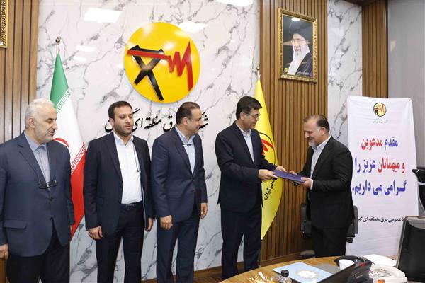 طی آیینی و با حکم دکتر رجبی مشهدی مدیرعامل شرکت توانیر: عادل سلیمانی مدیر عامل شركت سهامی برق منطقه ای گیلان شد آیین تکریم و معارفه مدیران عامل سابق و جدید شرکت برق منطقه ای گیلان در سالن اجتماعات پیامبر اعظم(ص) برگزار شد. رجبی مشهدی، مدیرعامل شرکت توانیر، امروز در نشست ویدئوکنفرانسی آیین تکریم و معارفه مدیرعامل برق منطقهای گیلان، با اشاره به خدمات ارزشمند مدیر پیشین و ظرفیتهای مدیریتی مدیر جدید، بر ضرورت توجه ویژه به توسعه زیرساختهای برق استان بهویژه در بخش فوق توزیع تأکید کرد. وی با تقدیر از زحمات دشت بزرگ در دوران خدمت در برق منطقهای گیلان، افزود: مدتزمان مدیریت ایشان طولانی نبود اما واقعاً اثربخش بود و اقدامات ساختاری و توسعهای خوبی در این بازه انجام شد که از نظر ستاد توانیر در برخی حوزهها در گیلان بیسابقه بود. وی با تأکید بر اهمیت توجه به نیروی انسانی در صنعت برق، گفت: نیروی انسانی در این صنعت، مظلوم و پرتلاش هستند؛ باید شبانهروزی خدمات ارائه دهند و این مسئله در استانهایی مانند گیلان و مازندران که مقصد سفرهای پرتعداد مردم در آخر هفتهها هستند، سختتر نیز میشود؛ بنابراین باید هم قدردان این عزیزان باشیم و هم برنامهریزی کنیم تا وضعیت معیشتی، رفاهی و کاری آنها بهبود یابد. رجبی مشهدی خطاب به عادل سلیمانی مدیرعامل جدید برق منطقهای گیلان گفت: انتظار ما این است که موضوع نگهداشت منابع انسانی و ارتقای خدمات رفاهی کارکنان را در اولویت کاری خود قرار دهند؛ چرا که نیروی انسانی وقتی از لحاظ اقتصادی و انگیزشی در وضعیت مناسبی باشد، خدمترسانی مؤثرتری خواهد داشت. وی با اشاره به شرایط سخت گذر از پیک بار مصرف برق و ناترازی موجود، از تلاش شبانهروزی همکاران در سراسر کشور قدردانی و اظهار امیدواری کرد با تداوم این تلاشها، صنعت برق بتواند با موفقیت از این مرحله عبور کند. در ادامه این جلسه محمد اللهداد، معاون انتقال و تجارت خارجی توانیر ضمن اشاره به اهمیت مدیریت مصرف انرژی با تقدیر از خدمات مدیرعامل پیشین، دشت بزرگ، افزود: وی جهش فکری و تحولات مهمی در شرکت به وجود آوردند که مسیر توسعه برق گیلان را هموار کرد و امیدوارم مدیریت جدید نیز با کمک تیم قوی و توانمند، این مسیر را با قدرت ادامه دهد. معاون توانیر از تلاشهای شبانهروزی کارکنان صنعت برق در شرایط سخت اخیر قدردانی کرد و گفت: با وجود چالشهای فراوان، همدلی و تلاش کارکنان باعث شد خدمترسانی بدون وقفه ادامه یابد. در این آیین الهیار مصباحی مقدم، معاون هماهنگی امور اقتصادی استاندار گیلان با اشاره به اهمیت تأمین برق و زیرساختهای انرژی استان اظهار کرد: گیلان علاوه بر اینکه یکی از تولیدکنندگان برق است، در تأمین حدود ۱۳۰۰ مگاوات کمبود دارد و باید با توسعه زیرساختها و سرمایهگذاری در این حوزه، این کمبودها جبران شود. معاون هماهنگی امور اقتصادی استاندار گیلان با تقدیر از تلاشهای مدیران پیشین، بیان کرد: همکاری و دوستی میان مسئولان میتواند باعث پیشرفت صنعت برق شود و همه باید با هم منسجم عمل کنیم تا به اهداف توسعه زیرساختها دست یابیم. مصباحی مقدم به اهمیت صنعت برق برای بخشهای مختلف اقتصادی استان اشاره کرد و افزود: گیلان ۹ درصد تولید فولاد کشور را دارد و برای تأمین نیازهای سیمان و مصالح، برق پایدار و قوی حیاتی است و باید همواره به تقویت زیرساختها توجه شود و از ظرفیتهای علمی و دانشگاهی بهرهمند شویم. همچنین محمود دشت بزرگ، مدیرعامل پیشین برق منطقهای گیلان، امروز در این مراسم با قدردانی از حضور نمایندگان توانیر، معاون اقتصادی استاندار، مدیران صنعت برق و نیروگاههای سیکل ترکیبی گیلان، اظهار کرد: افتخار داشتم از آذرماه ۱۴۰۲ تا امروز، همراه همکاران پرتلاش شرکت برق منطقهای گیلان در مسیر تعالی و تحقق اهداف توسعهای گام بردارم. وی با اشاره به اینکه این ۲۰ ماه را میتوان به سه گام مهم تقسیم کرد، افزود: در این دوره کوتاه اما مؤثر، با تکیه بر ظرفیتهای داخلی شرکت و همراهی کامل مجموعه مدیریتی استان، اقدامات مهمی در حوزه ساختار، عملکرد و ثبت رکوردهای جدید انجام شد که برخی از آنها در تاریخ شرکت بیسابقه بود. عادل سلیمانی مدیرعامل شرکت برق منطقهای گیلان امروز در آیین تکریم و معارفه با اشاره به چالشهای متعدد صنعت برق اظهار کرد: همه ما با مشکلات این صنعت آشنا هستیم و شرایط برای عبور از وضعیت فعلی بسیار سخت است و تمرکز بر کارآمدی، صداقت در عملکرد و فاصله گرفتن از نگاههای تبلیغاتی راهکار اصلی عبور از این وضعیت است. وی با بیان اینکه وظیفه اصلی مدیرعامل مدیریت و مهندسی است، افزود: اگرچه تمام کارهایی که انجام میدهیم شامل احداث و بهرهبرداری خطوط، کارهای مهندسی هستند اما فرایند همه آنها مدیریت کردن است و بخشهای اصلی مدیریت شامل منابع انسانی، منابع مالی و داراییها و تجهیزات فنی است که در این میان مدیریت منابع انسانی برای من در اولویت قرار دارد، چرا که بدون موفقیت در این حوزه، موفقیت در سایر حوزهها محقق نخواهد شد. مدیرعامل شرکت برق منطقهای گیلان درباره برنامههای خود تصریح کرد: تلاش میکنم نگرش و رفتارم را بر چند اصل منطبق کنم؛ نخست توجه ویژه به نظرات کارشناسی و ایجاد فضای آرام برای دریافت نظرات سازنده همکاران شرکت است و اصل دوم، تاکید بر شایستهسالاری در انتخاب مدیران است و به صراحت اعلام میکنم که تخصص، تعهد و شایستگی معیار انتخاب مدیران خواهد بود. اصل سوم حفظ حرمت کارکنان و پیشکسوتان صنعت برق است. سلیمانی با بیان اینکه سیاست ما تمرکز بر اجرای پروژهها به جای برگزاری جلسات متعدد است و در این مسیر سه خط قرمز را تعیین کردهام، تصریح کرد: نخست اینکه هیچگاه از دایره قانون عدول نخواهیم کرد و در تنگناها با کمک بزرگان استان راهکارهای قانونی پیدا میکنیم، دوم، مردم خط قرمز اصلی ما هستند و همه تصمیمات و پروژهها باید تاثیر مثبتی بر رضایت مردم داشته باشند و سوم، اخلاقمداری است و از همه همکارانم درخواست دارم که در کار و برخورد با یکدیگر اخلاق را سرلوحه خود قرار دهند و حرمت همدیگر را حفظ کنند. وی با بیان اینکه ارتباط نزدیک با شرکت توزیع نیروی برق گیلان برای درک بهتر نیازهای مردم اهمیت دارد و اختلاف نظرها نباید باعث دوری دو شرکت شود، افزود: دست برادرانمان در شرکت توزیع را میفشارم و از آنها کمک میخواهم. مدیرعامل شرکت برق منطقهای گیلان درباره وضعیت شبکه برق گفت: همه میدانیم شرایط ما از نظر تولید و شبکه در چه وضعیتی است و برنامهریزیهای بلندمدت شبکه در طرح جامع انجام شده و نقشه راه حرکت آماده است و پروژهها باید با اولویت رضایت مردم پیش بروند. سلیمانی با بیان اینکه مسائل و مشکلات فعلی تنها با تلاش فردی حل نمیشود و نیازمند همدلی، همفکری و همکاری هستیم، گفت: از مسئولان استانی، نهادهای ذیربط و شرکت توانیر تقاضا دارم ما را در این مسیر خطیر یاری کنند و این مسئولیت را امانتی میدانم که با توکل بر خدا و همراهی همکاران باید آن را به سرانجام برسانیم. وی همچنین از هماهنگی کامل با استانداری، شرکت توزیع و دستگاههای نظارتی خبر داد و افزود حرکت در مسیر شفافیت، انضباط مالی و پاسخگویی اصول بنیادین ما خواهد بود و از همه مدیران و نهادهای نظارتی استانی دعوت میکنم با نقد، پیشنهاد و حمایت سازنده ما را همراهی کنند. طی آیینی و با حکم دکتر رجبی مشهدی مدیرعامل شرکت توانیر: عادل سلیمانی مدیر عامل شركت سهامی برق منطقه ای گیلان شد آیین تکریم و معارفه مدیران عامل سابق و جدید شرکت برق منطقه ای گیلان در سالن اجتماعات پیامبر اعظم(ص) برگزار شد. رجبی مشهدی، مدیرعامل شرکت توانیر، امروز در نشست ویدئوکنفرانسی آیین تکریم و معارفه مدیرعامل برق منطقهای گیلان، با اشاره به خدمات ارزشمند مدیر پیشین و ظرفیتهای مدیریتی مدیر جدید، بر ضرورت توجه ویژه به توسعه زیرساختهای برق استان بهویژه در بخش فوق توزیع تأکید کرد. وی با تقدیر از زحمات دشت بزرگ در دوران خدمت در برق منطقهای گیلان، افزود: مدتزمان مدیریت ایشان طولانی نبود اما واقعاً اثربخش بود و اقدامات ساختاری و توسعهای خوبی در این بازه انجام شد که از نظر ستاد توانیر در برخی حوزهها در گیلان بیسابقه بود. وی با تأکید بر اهمیت توجه به نیروی انسانی در صنعت برق، گفت: نیروی انسانی در این صنعت، مظلوم و پرتلاش هستند؛ باید شبانهروزی خدمات ارائه دهند و این مسئله در استانهایی مانند گیلان و مازندران که مقصد سفرهای پرتعداد مردم در آخر هفتهها هستند، سختتر نیز میشود؛ بنابراین باید هم قدردان این عزیزان باشیم و هم برنامهریزی کنیم تا وضعیت معیشتی، رفاهی و کاری آنها بهبود یابد. رجبی مشهدی خطاب به عادل سلیمانی مدیرعامل جدید برق منطقهای گیلان گفت: انتظار ما این است که موضوع نگهداشت منابع انسانی و ارتقای خدمات رفاهی کارکنان را در اولویت کاری خود قرار دهند؛ چرا که نیروی انسانی وقتی از لحاظ اقتصادی و انگیزشی در وضعیت مناسبی باشد، خدمترسانی مؤثرتری خواهد داشت. وی با اشاره به شرایط سخت گذر از پیک بار مصرف برق و ناترازی موجود، از تلاش شبانهروزی همکاران در سراسر کشور قدردانی و اظهار امیدواری کرد با تداوم این تلاشها، صنعت برق بتواند با موفقیت از این مرحله عبور کند. در ادامه این جلسه محمد اللهداد، معاون انتقال و تجارت خارجی توانیر ضمن اشاره به اهمیت مدیریت مصرف انرژی با تقدیر از خدمات مدیرعامل پیشین، دشت بزرگ، افزود: وی جهش فکری و تحولات مهمی در شرکت به وجود آوردند که مسیر توسعه برق گیلان را هموار کرد و امیدوارم مدیریت جدید نیز با کمک تیم قوی و توانمند، این مسیر را با قدرت ادامه دهد. معاون توانیر از تلاشهای شبانهروزی کارکنان صنعت برق در شرایط سخت اخیر قدردانی کرد و گفت: با وجود چالشهای فراوان، همدلی و تلاش کارکنان باعث شد خدمترسانی بدون وقفه ادامه یابد. در این آیین الهیار مصباحی مقدم، معاون هماهنگی امور اقتصادی استاندار گیلان با اشاره به اهمیت تأمین برق و زیرساختهای انرژی استان اظهار کرد: گیلان علاوه بر اینکه یکی از تولیدکنندگان برق است، در تأمین حدود ۱۳۰۰ مگاوات کمبود دارد و باید با توسعه زیرساختها و سرمایهگذاری در این حوزه، این کمبودها جبران شود. معاون هماهنگی امور اقتصادی استاندار گیلان با تقدیر از تلاشهای مدیران پیشین، بیان کرد: همکاری و دوستی میان مسئولان میتواند باعث پیشرفت صنعت برق شود و همه باید با هم منسجم عمل کنیم تا به اهداف توسعه زیرساختها دست یابیم. مصباحی مقدم به اهمیت صنعت برق برای بخشهای مختلف اقتصادی استان اشاره کرد و افزود: گیلان ۹ درصد تولید فولاد کشور را دارد و برای تأمین نیازهای سیمان و مصالح، برق پایدار و قوی حیاتی است و باید همواره به تقویت زیرساختها توجه شود و از ظرفیتهای علمی و دانشگاهی بهرهمند شویم. همچنین محمود دشت بزرگ، مدیرعامل پیشین برق منطقهای گیلان، امروز در این مراسم با قدردانی از حضور نمایندگان توانیر، معاون اقتصادی استاندار، مدیران صنعت برق و نیروگاههای سیکل ترکیبی گیلان، اظهار کرد: افتخار داشتم از آذرماه ۱۴۰۲ تا امروز، همراه همکاران پرتلاش شرکت برق منطقهای گیلان در مسیر تعالی و تحقق اهداف توسعهای گام بردارم. وی با اشاره به اینکه این ۲۰ ماه را میتوان به سه گام مهم تقسیم کرد، افزود: در این دوره کوتاه اما مؤثر، با تکیه بر ظرفیتهای داخلی شرکت و همراهی کامل مجموعه مدیریتی استان، اقدامات مهمی در حوزه ساختار، عملکرد و ثبت رکوردهای جدید انجام شد که برخی از آنها در تاریخ شرکت بیسابقه بود. عادل سلیمانی مدیرعامل شرکت برق منطقهای گیلان امروز در آیین تکریم و معارفه با اشاره به چالشهای متعدد صنعت برق اظهار کرد: همه ما با مشکلات این صنعت آشنا هستیم و شرایط برای عبور از وضعیت فعلی بسیار سخت است و تمرکز بر کارآمدی، صداقت در عملکرد و فاصله گرفتن از نگاههای تبلیغاتی راهکار اصلی عبور از این وضعیت است. وی با بیان اینکه وظیفه اصلی مدیرعامل مدیریت و مهندسی است، افزود: اگرچه تمام کارهایی که انجام میدهیم شامل احداث و بهرهبرداری خطوط، کارهای مهندسی هستند اما فرایند همه آنها مدیریت کردن است و بخشهای اصلی مدیریت شامل منابع انسانی، منابع مالی و داراییها و تجهیزات فنی است که در این میان مدیریت منابع انسانی برای من در اولویت قرار دارد، چرا که بدون موفقیت در این حوزه، موفقیت در سایر حوزهها محقق نخواهد شد. مدیرعامل شرکت برق منطقهای گیلان درباره برنامههای خود تصریح کرد: تلاش میکنم نگرش و رفتارم را بر چند اصل منطبق کنم؛ نخست توجه ویژه به نظرات کارشناسی و ایجاد فضای آرام برای دریافت نظرات سازنده همکاران شرکت است و اصل دوم، تاکید بر شایستهسالاری در انتخاب مدیران است و به صراحت اعلام میکنم که تخصص، تعهد و شایستگی معیار انتخاب مدیران خواهد بود. اصل سوم حفظ حرمت کارکنان و پیشکسوتان صنعت برق است. سلیمانی با بیان اینکه سیاست ما تمرکز بر اجرای پروژهها به جای برگزاری جلسات متعدد است و در این مسیر سه خط قرمز را تعیین کردهام، تصریح کرد: نخست اینکه هیچگاه از دایره قانون عدول نخواهیم کرد و در تنگناها با کمک بزرگان استان راهکارهای قانونی پیدا میکنیم، دوم، مردم خط قرمز اصلی ما هستند و همه تصمیمات و پروژهها باید تاثیر مثبتی بر رضایت مردم داشته باشند و سوم، اخلاقمداری است و از همه همکارانم درخواست دارم که در کار و برخورد با یکدیگر اخلاق را سرلوحه خود قرار دهند و حرمت همدیگر را حفظ کنند. وی با بیان اینکه ارتباط نزدیک با شرکت توزیع نیروی برق گیلان برای درک بهتر نیازهای مردم اهمیت دارد و اختلاف نظرها نباید باعث دوری دو شرکت شود، افزود: دست برادرانمان در شرکت توزیع را میفشارم و از آنها کمک میخواهم. مدیرعامل شرکت برق منطقهای گیلان درباره وضعیت شبکه برق گفت: همه میدانیم شرایط ما از نظر تولید و شبکه در چه وضعیتی است و برنامهریزیهای بلندمدت شبکه در طرح جامع انجام شده و نقشه راه حرکت آماده است و پروژهها باید با اولویت رضایت مردم پیش بروند. سلیمانی با بیان اینکه مسائل و مشکلات فعلی تنها با تلاش فردی حل نمیشود و نیازمند همدلی، همفکری و همکاری هستیم، گفت: از مسئولان استانی، نهادهای ذیربط و شرکت توانیر تقاضا دارم ما را در این مسیر خطیر یاری کنند و این مسئولیت را امانتی میدانم که با توکل بر خدا و همراهی همکاران باید آن را به سرانجام برسانیم. وی همچنین از هماهنگی کامل با استانداری، شرکت توزیع و دستگاههای نظارتی خبر داد و افزود حرکت در مسیر شفافیت، انضباط مالی و پاسخگویی اصول بنیادین ما خواهد بود و از همه مدیران و نهادهای نظارتی استانی دعوت میکنم با نقد، پیشنهاد و حمایت سازنده ما را همراهی کنند.