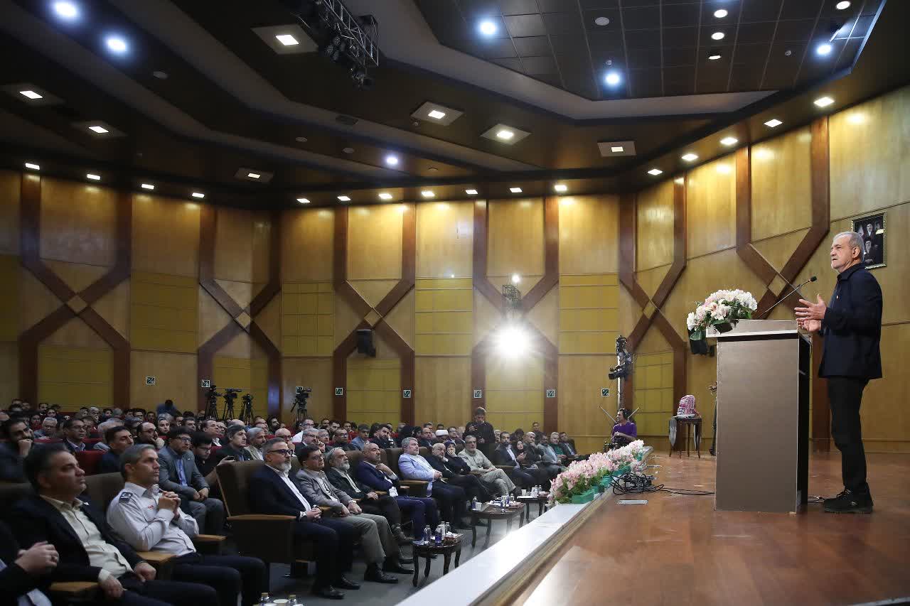 رئیس جمهور در گردهمایی روابط‌عمومی دستگاه های اجرایی: به‌هیچ‌وجه در برابر هیچ قدرتی سر خم نخواهم کرد