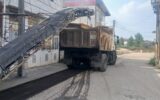 تداوم عملیات بهسازی معابر در جماران رشت؛ پخش آسفالت در انتهای چهارراه بصیری