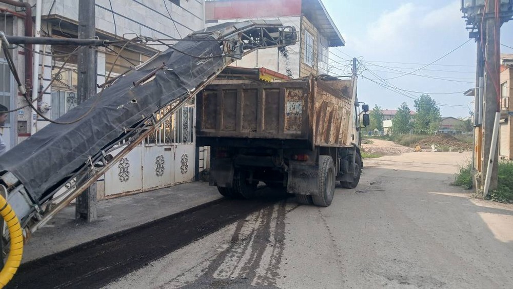 تداوم عملیات بهسازی معابر در جماران رشت؛ پخش آسفالت در انتهای چهارراه بصیری تداوم عملیات بهسازی معابر در جماران رشت؛ پخش آسفالت در انتهای چهارراه بصیری
