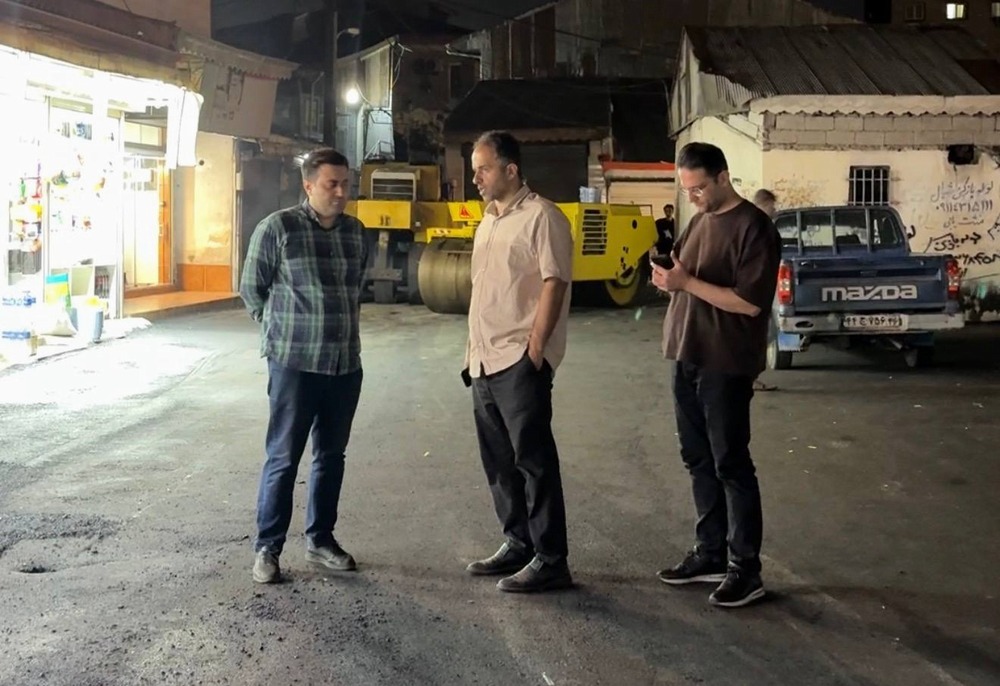 تداوم روکش آسفالت معابر در منطقه ۳ رشت؛ بازدید بامدادی شهردار از کوچه فروردین در جانبازان