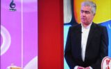 معاون بهداشتی دانشگاه در شبکه استانی باران تاکید کرد؛ پیشگیری از ابتلا به بیماری‌های ویروسی فصلی با رعایت توصیه‌های بهداشتی معاون بهداشتی دانشگاه در برنامه تلویزیونی شبکه استانی باران، رعایت توصیه‌های بهداشتی برای پیشگیری از ابتلا به بیماری‌های حاد تنفسی در فصول سرد سال را مورد تأکید قرار داد.    به گزارش پایگاه اطلاع‌رسانی دانشگاه علوم پزشکی گیلان (گیل‌وب‌دا)؛ دکتر سید مهدی سلیمانی رئیس مرکز بهداشت استان در برنامه تلویزیونی «۱۲ روی ۸» که به مباحث سلامتی در شبکه باران می‌پردازد، همزمان با روز نخست هفته ملی کودک، توصیه‌های بهداشتی برای پیشگیری از ابتلا به بیماری‌های تنفسی از جمله آنفلوانزا و کووید – ۱۹ را ارائه کرد.   وی در این برنامه زنده تلویزیونی به تشریح بیماری‌های تنفسی در کودکان پرداخت و اظهار کرد: باتوجه‌به بازگشایی مدارس و در معرض قرار گرفتن کودکان با جمعیت بیشتر، احتمال ابتلا به بیماری‌هایی مثل سرماخوردگی، آنفلوانزا، کووید – ۱۹ که بیماری‌های ویروسی هستند، بیشتر شده که باید برای پیشگیری از ابتلا به این بیماری‌ها، شست‌وشوی مرتب دست‌ها، استفاده از ماسک و همین‌طور تغذیه‌ی درست و مناسب را مدنظر قرار داد.  معاون بهداشتی دانشگاه افزود: اگر کودکی دچار بیماری‌های آنفلوانزا، سرماخوردگی و یا کووید-۱۹ شود از فرستادن وی به مدرسه خودداری شود و تحت‌نظر پزشک برای درمان کودک اقدامات لازم صورت گیرد.  دکتر سلیمانی با بیان اینکه کووید-۱۹ مانند سال‌های اوج ویروس آن‌چنان خطرناک نیست؛ اما باید نسبت به ابتلا به آن هوشیار بود تصریح کرد: به دلیل اینکه کودکان با حضور در مدارس می‌توانند ناقل این بیماری به افراد سالمند خانواده باشند، پس بهتر است توصیه‌های بهداشتی را هم برای حفظ سلامت خود کودک و هم سلامت افراد با سنین بالاتر رعایت کرد.  وی تأکید کرد: حضور در اماکن شلوغ با ماسک و همین‌طور شست‌وشوی مرتب دست‌ها و استراحت در منزل در صورت ابتلا به بیماری می‌تواند در پیشگیری از شیوع گسترده این بیماری‌های ویروسی که ویژه‌ی فصول سرد سال هستند، بسیار کمک کند.