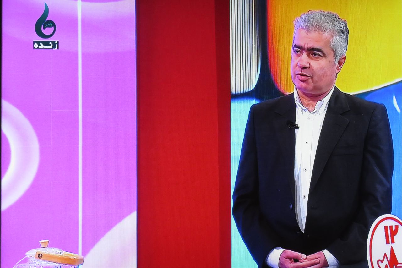 معاون بهداشتی دانشگاه در شبکه استانی باران تاکید کرد؛ پیشگیری از ابتلا به بیماری‌های ویروسی فصلی با رعایت توصیه‌های بهداشتی معاون بهداشتی دانشگاه در برنامه تلویزیونی شبکه استانی باران، رعایت توصیه‌های بهداشتی برای پیشگیری از ابتلا به بیماری‌های حاد تنفسی در فصول سرد سال را مورد تأکید قرار داد.    به گزارش پایگاه اطلاع‌رسانی دانشگاه علوم پزشکی گیلان (گیل‌وب‌دا)؛ دکتر سید مهدی سلیمانی رئیس مرکز بهداشت استان در برنامه تلویزیونی «۱۲ روی ۸» که به مباحث سلامتی در شبکه باران می‌پردازد، همزمان با روز نخست هفته ملی کودک، توصیه‌های بهداشتی برای پیشگیری از ابتلا به بیماری‌های تنفسی از جمله آنفلوانزا و کووید – ۱۹ را ارائه کرد.   وی در این برنامه زنده تلویزیونی به تشریح بیماری‌های تنفسی در کودکان پرداخت و اظهار کرد: باتوجه‌به بازگشایی مدارس و در معرض قرار گرفتن کودکان با جمعیت بیشتر، احتمال ابتلا به بیماری‌هایی مثل سرماخوردگی، آنفلوانزا، کووید – ۱۹ که بیماری‌های ویروسی هستند، بیشتر شده که باید برای پیشگیری از ابتلا به این بیماری‌ها، شست‌وشوی مرتب دست‌ها، استفاده از ماسک و همین‌طور تغذیه‌ی درست و مناسب را مدنظر قرار داد.  معاون بهداشتی دانشگاه افزود: اگر کودکی دچار بیماری‌های آنفلوانزا، سرماخوردگی و یا کووید-۱۹ شود از فرستادن وی به مدرسه خودداری شود و تحت‌نظر پزشک برای درمان کودک اقدامات لازم صورت گیرد.  دکتر سلیمانی با بیان اینکه کووید-۱۹ مانند سال‌های اوج ویروس آن‌چنان خطرناک نیست؛ اما باید نسبت به ابتلا به آن هوشیار بود تصریح کرد: به دلیل اینکه کودکان با حضور در مدارس می‌توانند ناقل این بیماری به افراد سالمند خانواده باشند، پس بهتر است توصیه‌های بهداشتی را هم برای حفظ سلامت خود کودک و هم سلامت افراد با سنین بالاتر رعایت کرد.  وی تأکید کرد: حضور در اماکن شلوغ با ماسک و همین‌طور شست‌وشوی مرتب دست‌ها و استراحت در منزل در صورت ابتلا به بیماری می‌تواند در پیشگیری از شیوع گسترده این بیماری‌های ویروسی که ویژه‌ی فصول سرد سال هستند، بسیار کمک کند.